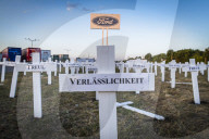NEWS - Ford Werk Saarlouis schliesst: 226 weisse Kreuze vor Ford Werk im Saarland