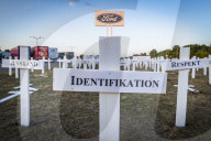 NEWS - Ford Werk Saarlouis schliesst: 226 weisse Kreuze vor Ford Werk im Saarland
