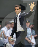TENNIS - Wimbledon: Roger Federer auf dem Centre Court bei den Feierlichkeiten zum hundertjährigen Bestehen