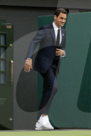 TENNIS - Wimbledon: Roger Federer auf dem Centre Court bei den Feierlichkeiten zum hundertjährigen Bestehen
