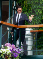TENNIS - Wimbledon: Roger Federer auf dem Centre Court bei den Feierlichkeiten zum hundertjährigen Bestehen