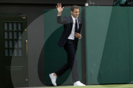 TENNIS - Wimbledon: Roger Federer auf dem Centre Court bei den Feierlichkeiten zum hundertjährigen Bestehen