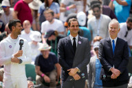 TENNIS - Wimbledon: Roger Federer auf dem Centre Court bei den Feierlichkeiten zum hundertjährigen Bestehen