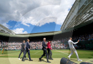 TENNIS - Wimbledon: Roger Federer auf dem Centre Court bei den Feierlichkeiten zum hundertjährigen Bestehen