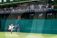TENNIS - Wimbledon: Roger Federer auf dem Centre Court bei den Feierlichkeiten zum hundertjährigen Bestehen