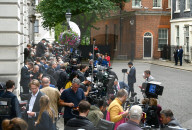 NEWS - GB: Medienvertreter versammeln sich vor dem Gebäude Downing Street Nr. 10 