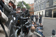 NEWS - GB: Medienvertreter versammeln sich vor dem Gebäude Downing Street Nr. 10 