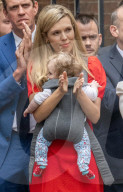 PEOPLE - Carrie Johnson und Baby Romy bei der Rücktrittsrede von Premierminister Boris Johnson
