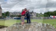 FEATURE - Golfbegeistertes Paar David Sharp und Lindsey Geddes verloben sich auf der Swilcan Bridge auf dem ältesten Golfplatz der Welt