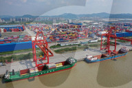 NEWS - Containerschiffe legen in Nanjing, China, an