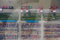 NEWS - Containerschiffe legen in Nanjing, China, an