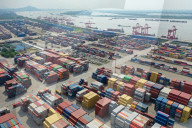 NEWS - Containerschiffe legen in Nanjing, China, an