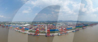 NEWS - Containerschiffe legen in Nanjing, China, an
