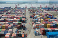 NEWS - Containerschiffe legen in Nanjing, China, an