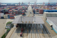 NEWS - Containerschiffe legen in Nanjing, China, an
