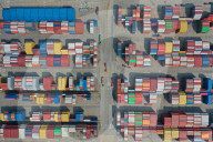 NEWS - Containerschiffe legen in Nanjing, China, an