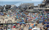 NEWS - On The Beach: Briten suchen Abkühlung an der See