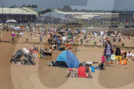 NEWS - On The Beach: Briten suchen Abkühlung an der See