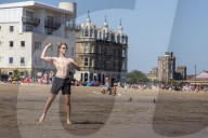 NEWS - On The Beach: Briten suchen Abkühlung an der See