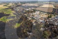 NEWS - Komplett vernichtet: Eine Wohnsiedlung in Wennington wurde ein Raub der Hitze-Flammen