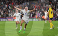 FUSSBALL - Frauen EM 2022: Die Engländerin Alessia Russo erzielt mit einem Hackentrick das dritte Tor im Halbfinal gegen Schweden