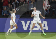 FUSSBALL - Frauen EM 2022: Die Engländerin Alessia Russo erzielt mit einem Hackentrick das dritte Tor im Halbfinal gegen Schweden