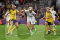 FUSSBALL - Frauen EM 2022: Die Engländerin Alessia Russo erzielt mit einem Hackentrick das dritte Tor im Halbfinal gegen Schweden