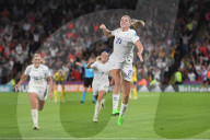 FUSSBALL - Frauen EM 2022: Die Engländerin Alessia Russo erzielt mit einem Hackentrick das dritte Tor im Halbfinal gegen Schweden