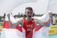 England's Alex Yee wins first gold medal of Commonwealth Games in triathlon