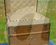 FEATURE - Das 12-Pfund-Geschenk eines Vaters für seine Tochter, eine Louis Vuitton-Truhe, wurde für 7300 Pfund versteigert