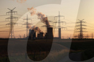 NEWS - Strommasten und Windräder rund um das Kohlekraftwerk Neurath des Stromkonzerns RWE