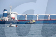 NEWS - Das mit ukrainischem Getreide beladene Schiff Razoni im Bosporus