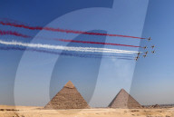 FEATURE - Flugshow über den Pyramiden von Gizeh