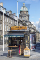 FEATURE - Cheers: Die kleinste Whisky Bar der Welt hat in Edinburgh geöffnet