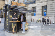 FEATURE - Cheers: Die kleinste Whisky Bar der Welt hat in Edinburgh geöffnet
