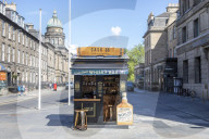 FEATURE - Cheers: Die kleinste Whisky Bar der Welt hat in Edinburgh geöffnet