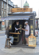 FEATURE - Cheers: Die kleinste Whisky Bar der Welt hat in Edinburgh geöffnet