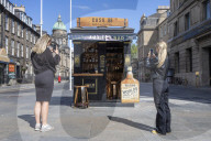 FEATURE - Cheers: Die kleinste Whisky Bar der Welt hat in Edinburgh geöffnet
