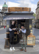 FEATURE - Cheers: Die kleinste Whisky Bar der Welt hat in Edinburgh geöffnet