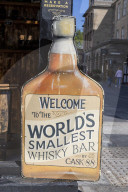 FEATURE - Cheers: Die kleinste Whisky Bar der Welt hat in Edinburgh geöffnet