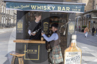 FEATURE - Cheers: Die kleinste Whisky Bar der Welt hat in Edinburgh geöffnet