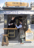 FEATURE - Cheers: Die kleinste Whisky Bar der Welt hat in Edinburgh geöffnet