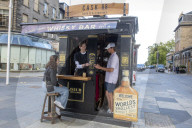 FEATURE - Cheers: Die kleinste Whisky Bar der Welt hat in Edinburgh geöffnet
