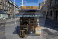 FEATURE - Cheers: Die kleinste Whisky Bar der Welt hat in Edinburgh geöffnet