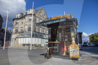 FEATURE - Cheers: Die kleinste Whisky Bar der Welt hat in Edinburgh geöffnet