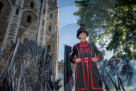 FEATURE - An historischer Stätte: House of the Dragon Promo mit dem Eisernen Thron im Tower of London