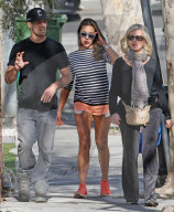 EXCLUSIF Olivia Newton-John, sa fille Chloe Lattanzi et son fiancé James Driskill à South Yarra. SF