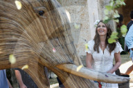PEOPLE - Elizabeth Hurley nimmt an einer Elefanten-Ehrung auf Sudeley Castle teil, um den Weltelefantentag zu feiern