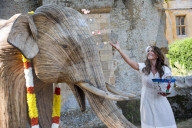 PEOPLE - Elizabeth Hurley nimmt an einer Elefanten-Ehrung auf Sudeley Castle teil, um den Weltelefantentag zu feiern