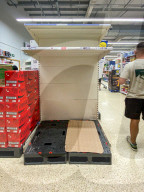NEWS - GB: Das Trinkwasser in den Supermarkt Regalen wird knapp